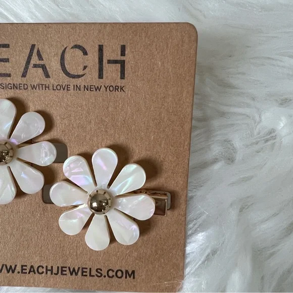 Each Daisy Hair Barrettes Floral Accessory - Picture 2 of 5